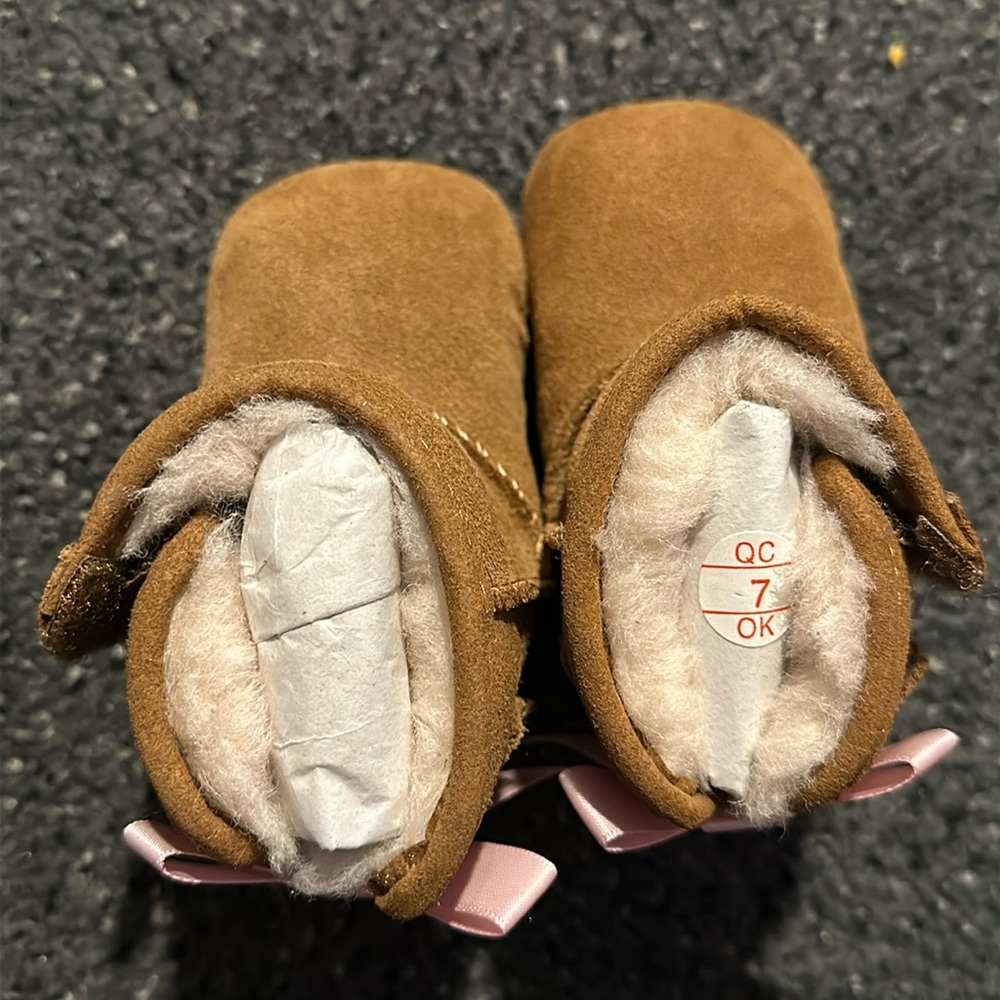 EUC BABY GIRL UGGS JESSE BOW II CHESNUT WITH PINK BOW SIZE 0/1
